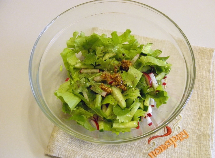 1. Этап. Салат из одуванчиков: Сложите в глубокий салатник овощи и зелень. Добавьте щепотку соли, перца, горчицу, лимонный сок и масло. Перемешайте.