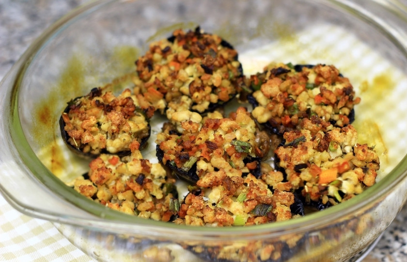 1. Этап. Салат Русская красавица с грибами: Салат покроется аппетитной хрустящей корочкой, шляпки пропитаются соком овощей. Очень вкусный и оригинальный салат 