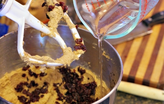 1. Этап. Овсяный десерт с вишней и шоколадом: 2. По одному введите яйца, после добавьте измельченные вишни и влейте воду.