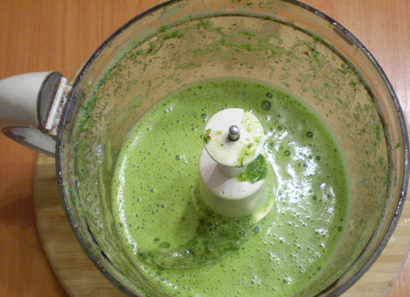 1. Этап. Зеленый коктейль с укропом: Включите блендер на полную мощность на пару минут. Коктейль готов.