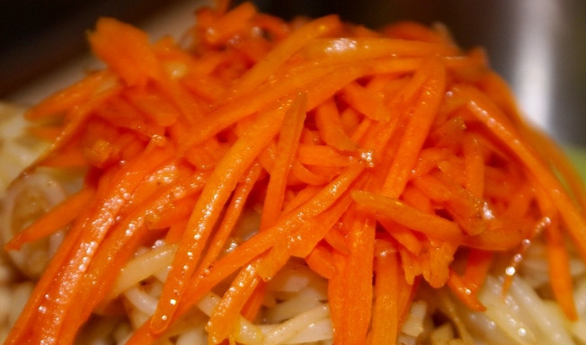 1. Этап. Салат Корейская курица: Таким же образом обжариваем морковь. Перекладываем к курице, картофелю и бобам.