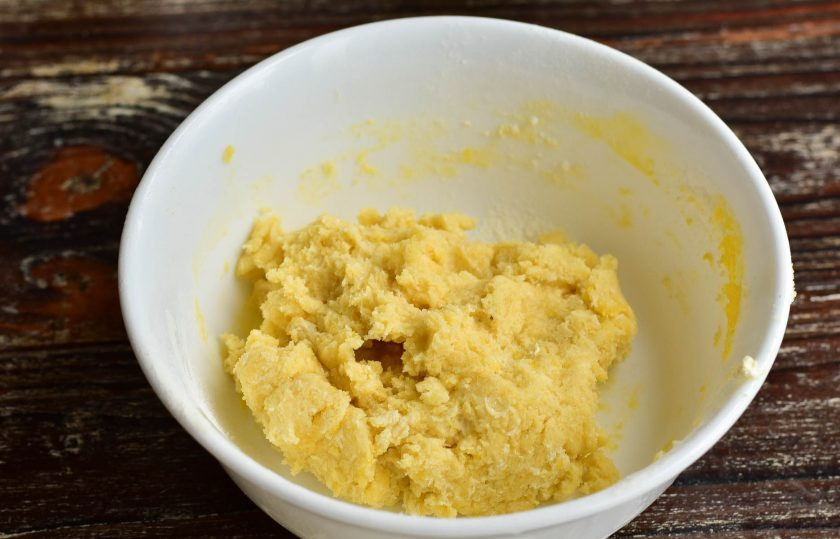 1. Этап. Тарталетки с творожным кремом и фруктами: Замесите тесто.