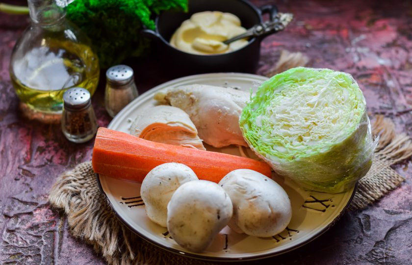 1. Этап. Салат Переполох: Подготовьте все необходимые ингредиенты. Куриное филе заранее отварите.