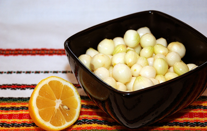 1. Этап. Маринованный в уксусе лук на зиму: 1. Лук очищаем и тщательно моем. Заливаем соком половины лимона, добавляем одну чайную ложку соли. Заливаем водой так, чтобы она покрывала лук. Оставим в холодильнике на сутки.