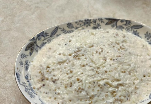 1. Этап. Салат Тиффани с авокадо: Смазать сырный слой майонезной заправкой.