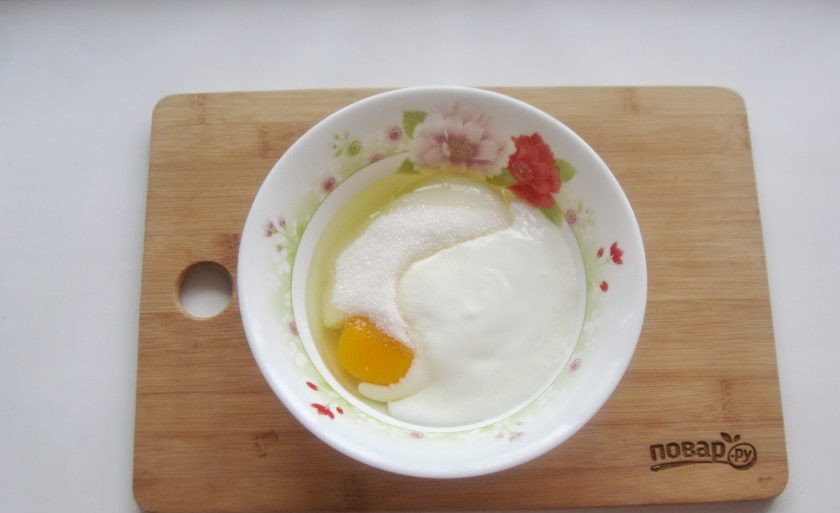 1. Этап. Вафли на простокваше: Влейте в миску простоквашу.