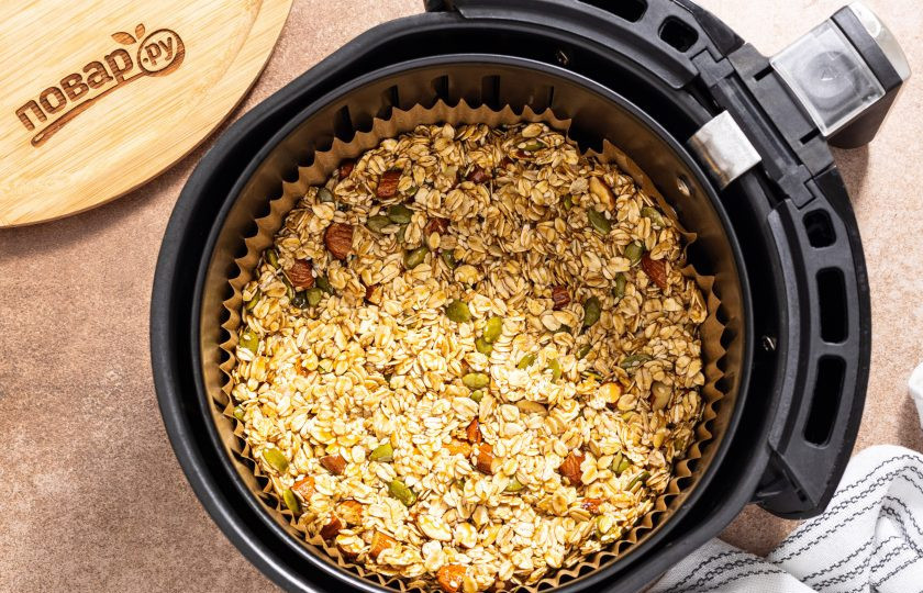 1. Этап. Гранола в аэрогриле: Выложите гранолу в корзинку аэрогриля. Дно я застилаю пергаментом. Готовьте 12-15 минут при температуре 170 градусов.