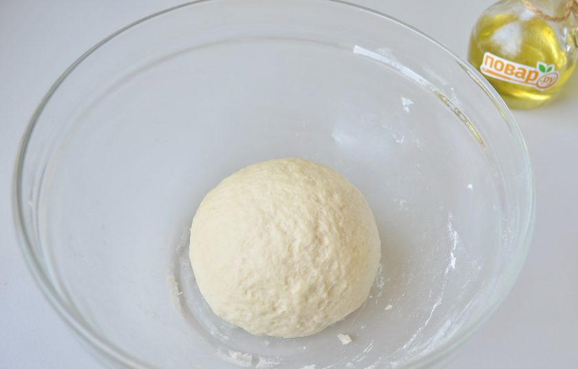 1. Этап. Курзе с картошкой: 4. Готовое тесто накройте чистой и сухой салфеткой или затяните пленкой и оставьте 