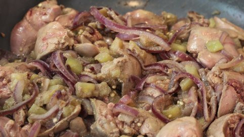 1. Этап. Печень с овощами: Солим, перчим. Хорошенько все перемешиваем и тушим все около 10 минут.