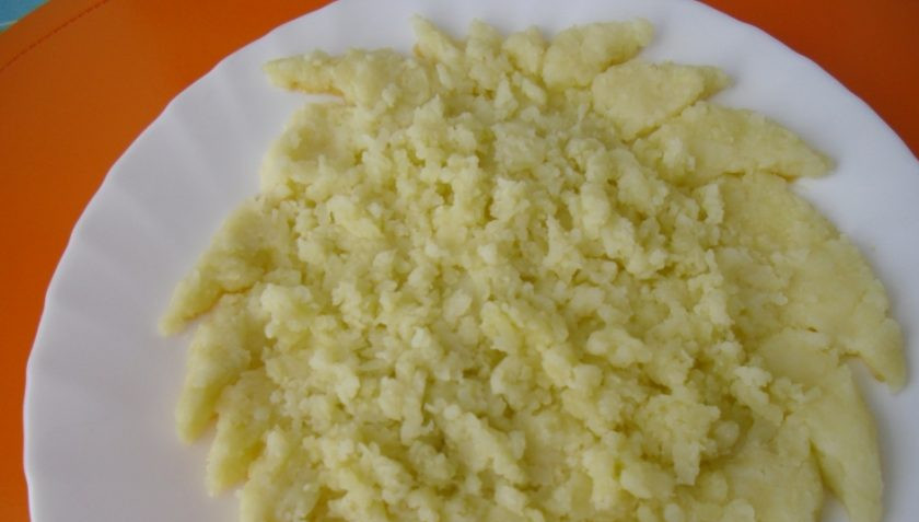 1. Этап. Салат для детей на День рождения: 1. Картошку, яйца и мясо предварительно отварим и остудим. Формируем салат. Первый слой — тертый вареный картофель. Смажем сметаной.