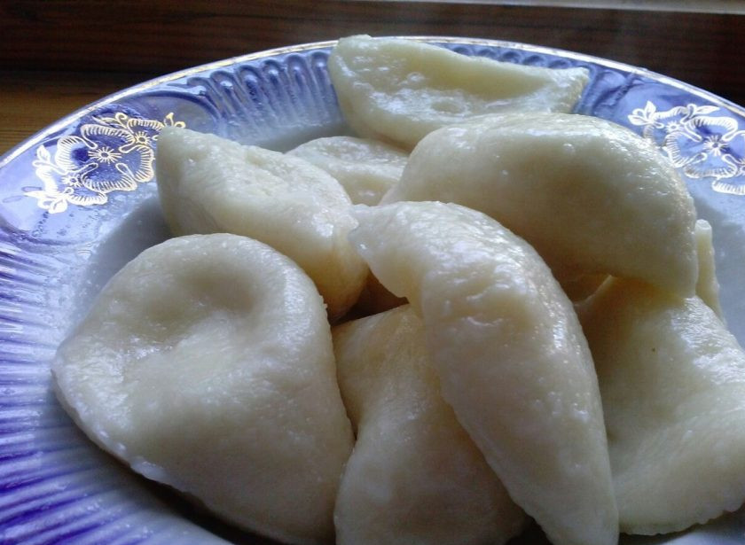 1. Этап. Вареники на ледяной воде быстрым способом: 9. Достаем в тарелку, добавляем сливочное масло и сметану по вкусу. Я люблю просто со сливочным маслом или с луковой поджаркой.