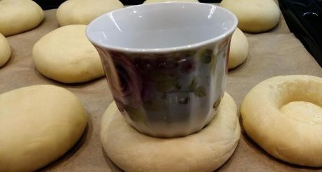 1. Этап. Ватрушки с повидлом: С помощью стакана или небольшой чашки делаем углубления в заготовках для ватрушек. Дно чашки обязательно нужно смазать растительным маслом, чтобы тесто не прилипало.