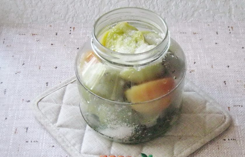 1. Этап. Зеленые помидоры на зиму без уксуса: Пока в третий раз закипает вода, добавьте в банку соль, сахар и лимонную кислоту. Залейте закипевшей водой. Закрутите крышку. Переверните вверх дном и укутайте в одеяло до полного остывания.