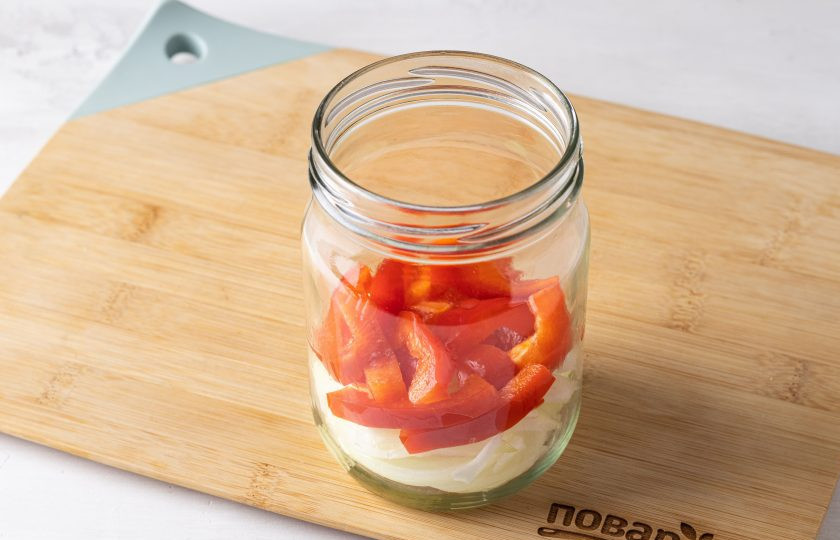 1. Этап. Салат на зиму с огурцами и помидорами: Следующий слой сделайте из нарезанного ломтиками болгарского перца.