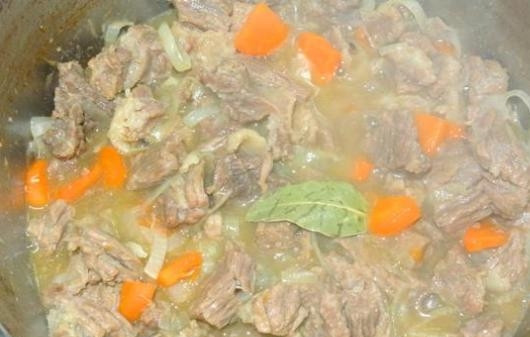 1. Этап. Мясо с морковью: Затем солим, перчим и добавляем немного бульона. Закрываем крышкой и тушим на медленном огне минут 15. Затем добавляем карри и лавровый лист и тушим до тех пор, пока не будет готова морковь. Если нужно - добавляйте бульона.