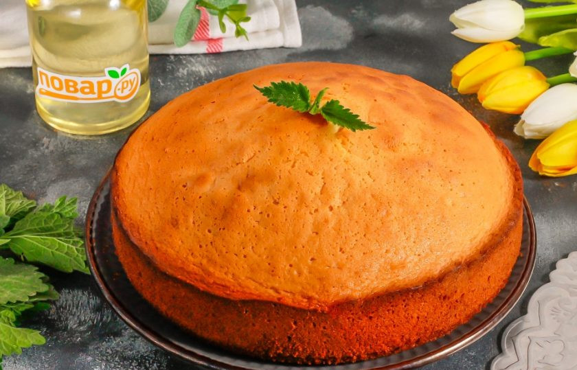 1. Этап. Бисквит на растительном масле: Выложите остывший бисквит на тарелку и подайте к столу. При желании можно присыпать его сахарной пудрой или пропитать сиропом.