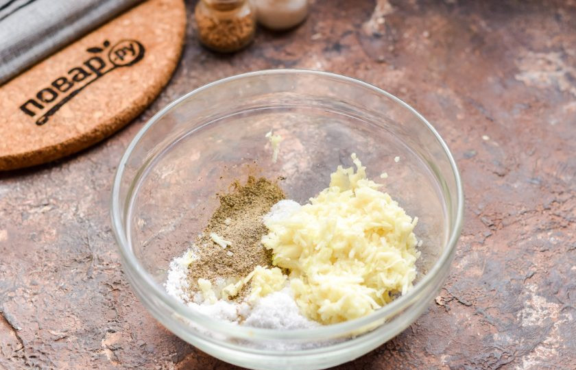 1. Этап. Солёное сало: Весь чеснок натрите на мелкой терке, сложите в миску, добавьте столовую ложку соли и чайную ложку перца. Тщательно размешайте подготовленные ингредиенты. Смесь для сала готова.