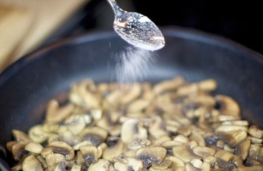 1. Этап. Куриный салат с грибами: 3. Параллельно поставьте вариться яйца. Жарьте грибочки на среднем огне, помешивая. Посолите их по вкусу.