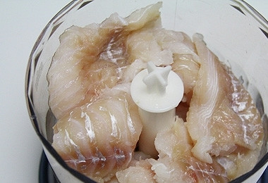 1. Этап. Котлеты из филе трески: 1. Филе трески нарезаем небольшими кусочками, отжимаем лишнюю жидкость. Затем отправляем в кухонный комбайн.