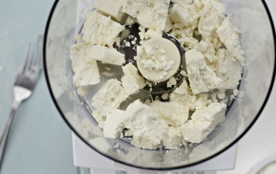 1. Этап. Тосты с маринованными помидорами: 5. В это время сделайте соус. В блендер выложите сыр и сливки.