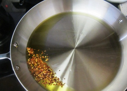 1. Этап. Жареные грибы с макаронами: 3. Растительное масло (лучше использовать оливковое) разогреть на сковороде и добавить немного острого перца, мелко нарезанного.