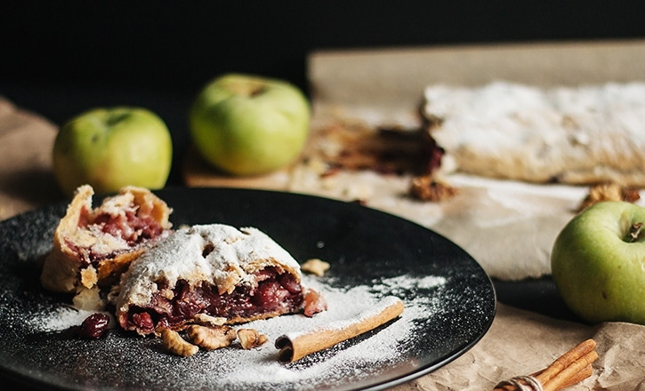 1. Этап. Вишневый штрудель из готового теста: Выпекайте 20 минут, а потом можете подавать готовый штрудель к столу, посыпав его сахарной пудрой. Приятного аппетита!