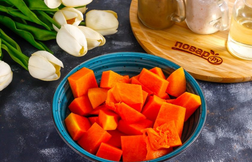 1. Этап. Тыквенное пюре: Кусочек тыквы очистите от кожуры, удалите семена. Нарежьте тыквенную мякоть крупными или средними кубиками.