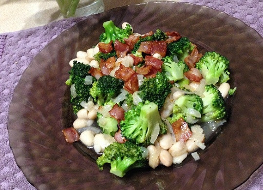 1. Этап. Жареная брокколи с фасолью и беконом: 9. Выкладываем на тарелку и добавим хрустящий бекон. Вкусно!