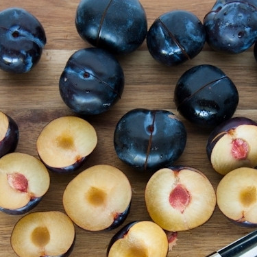 1. Этап. Сливовый джем: Разрезаем сливы пополам (если сливы у вас крупные - можно на 4 части), достаем косточки.