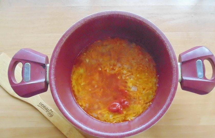 1. Этап. Морской окунь в томатном соусе: Налейте 250-300 мл. воды.