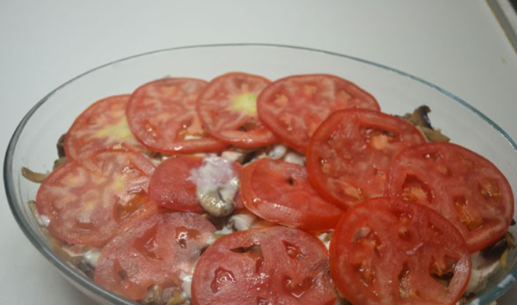 1. Этап. Запеканка под соусом бешамель: Кладем кружочки помидоров.