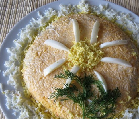 1. Этап. Салат из печени трески слоями: 9. Украсьте салат на свое усмотрение. Перед подачей на стол дайте ему пропитаться два часа в холодильнике.