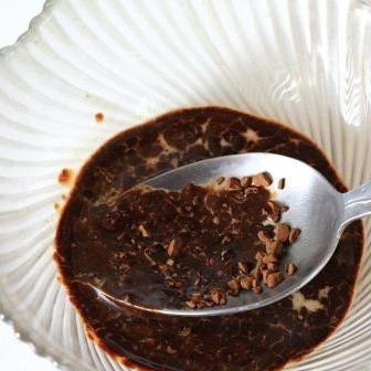 1. Этап. Пирожное Мокко: Затем приготовим кофейный крем. Для этого в небольшом количестве молока следует растворить ложку кофе.