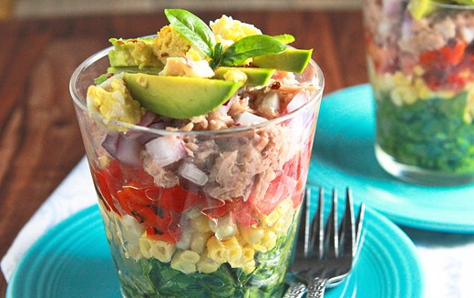 1. Этап. Салат с тунцом слоеный: 5. Сверху добавьте ломтики авокадо. Сок лимона, оливковое масло, сахар и пропущенный через пресс чеснок соедините, перемешайте и полейте заправкой салатик. Приятного аппетита!