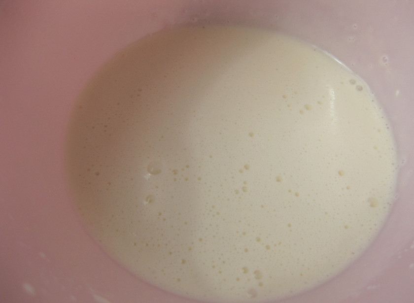 1. Этап. Карамельная курочка с овощами, лепешками и десертом: ДЕСЕРТ Сделаем десерт. Для этого необходимо поместить сметану в стационарный миксер, засечь 4 минуты. В зависимости от жирности сметаны Вы можете приготовить как крем (при жирности свыше 25%), так и вкусный напиток. Я использовала 20%-ую сметану, поэтому получилось нечто среднее. Взбилась она не так хорошо, как мне хотелось.