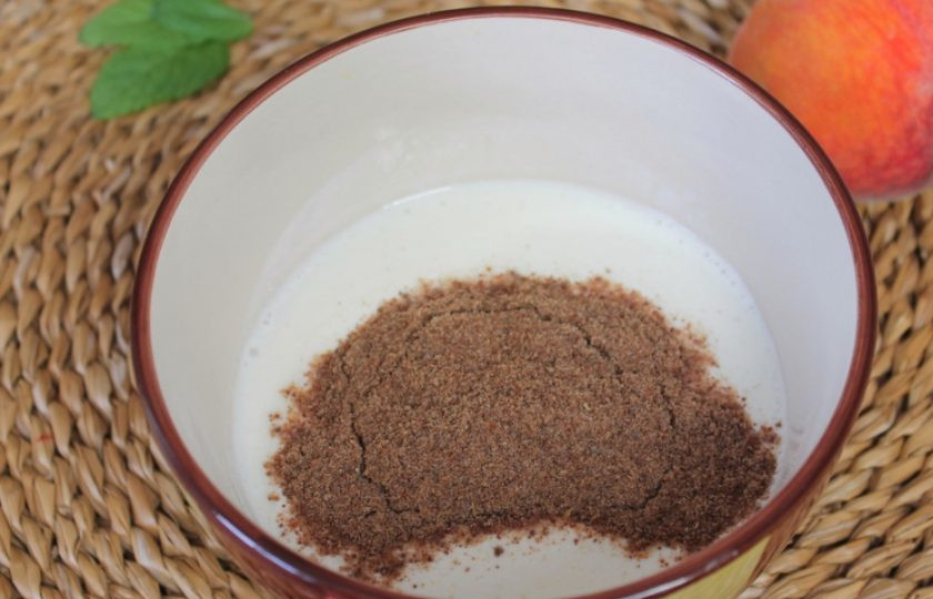 1. Этап. Полезный коктейль из йогурта с персиком и семенами льна: В пиалу насыпаем йогурт и молотые семена льна.