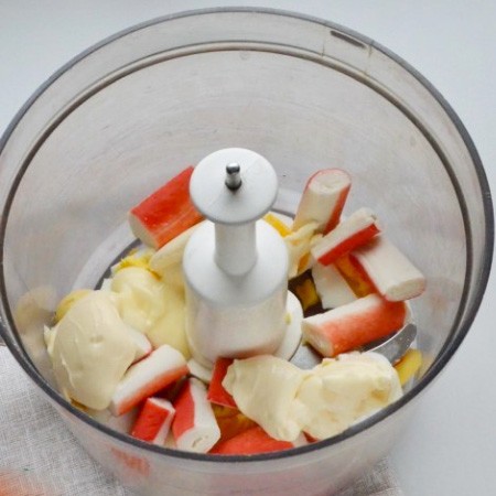 1. Stage. Cracker Crab Appetizer: Peel the eggs, cut and place with the rest of the ingredients in the blender bowl, except for crackers.