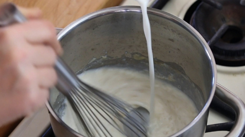 1. Этап. Семга под соусом Бешамель: 2. Вливаем молоко, постоянно помешивая, чтобы не осталось комочков.