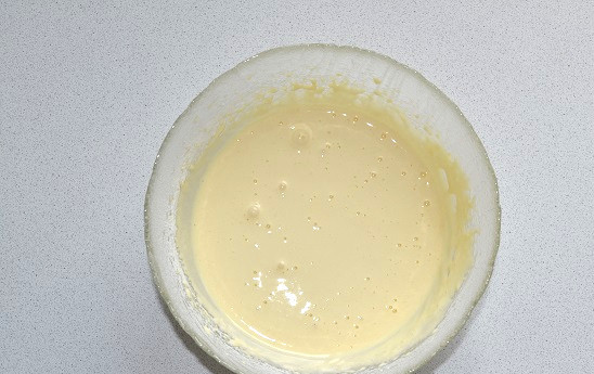 1. Этап. Рулеты с фруктовой начинкой: Взбивайте тесто на средней скорости до пышности.