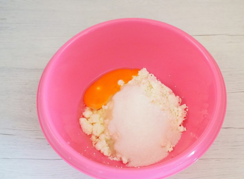 1. Этап. Булочки с вареньем без дрожжей: В чаше смешайте творог, яйцо, сахар.