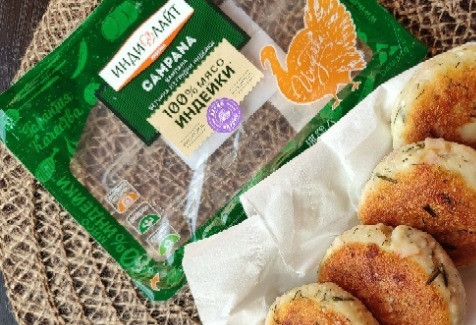 1. Этап. Сырники с ветчиной: Выкладываем на салфетку, чтобы удалить лишнее масло.