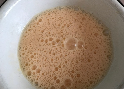 1. Этап. Испанские сладкие тосты: 3. Яйца слегка взбейте в отдельной посуде.