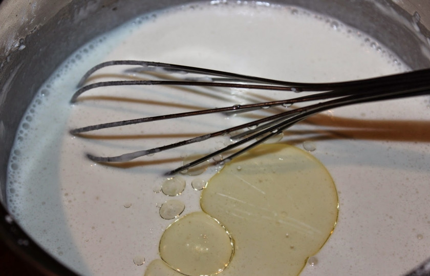 1. Этап. Блины на кефире без яиц: 2. Теперь добавим масло и перемешаем. Даем тесту постоять хотя бы 15 минут, и только потом еще раз перемешаем и начнем готовить.