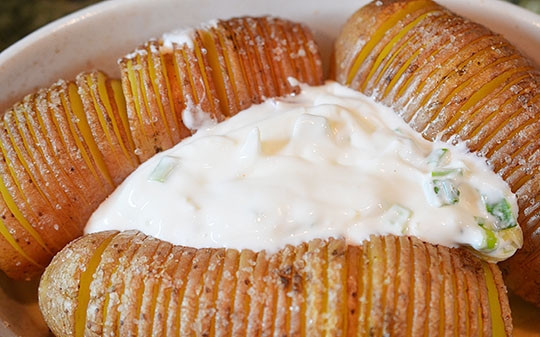 1. Этап. Чипсы из картофеля в мундире с дипом: Выложите дип между картофелинами.