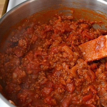 1. Этап. Запеченные спагетти с сосисками: Наконец, добавляем измельченные помидоры (я покупаю уже консервированные, но можно и самому перетереть свежие помидоры), соль, сахар и перец. Перемешиваем и варим до нужной консистенции соуса - я люблю достаточно жидкое блюдо, поэтому варю буквально 4-5 минут на небольшом огне.