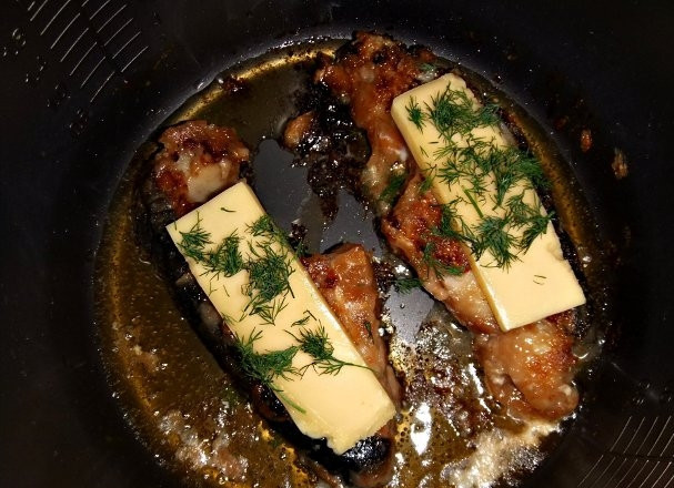 1. Этап. Стейк голубой акулы: Затем выложите на каждый стейк по кусочку сыра, посыпьте мелко порезанной зеленью и закройте крышку мультиварки. Готовьте до окончания режима.