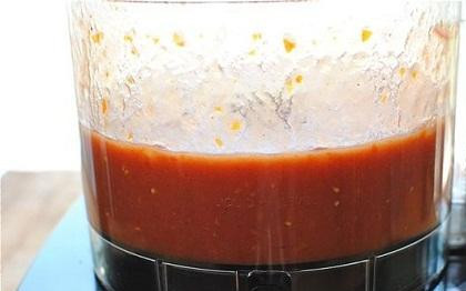 1. Этап. Инвольтини из баклажанов: 1. Помидоры черри промойте, удалите плодоножку и поместите в блендер. Добавьте туда томаты в собственном соку. Всю эту массу измельчите в блендере до состояния пюре.