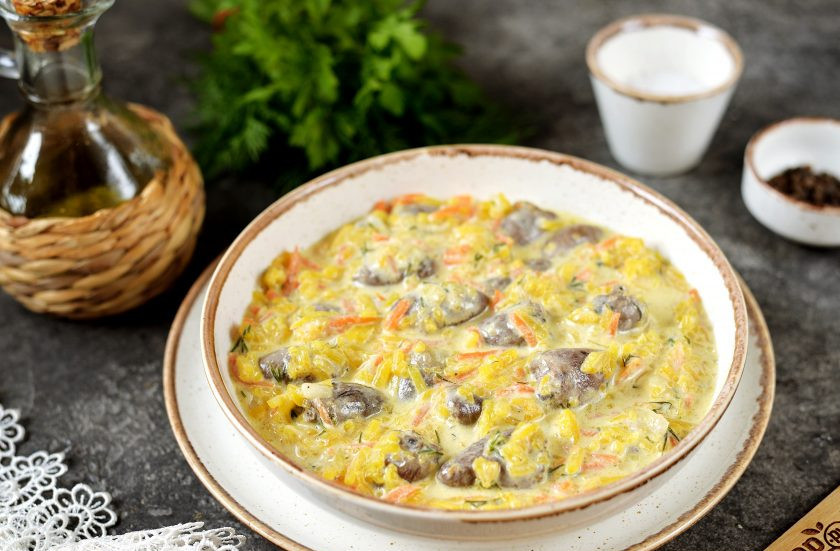 1. Этап. Куриные сердечки тушеные с тыквой в сметанном соусе: Куриные сердечки тушеные с тыквой в сметанном соусе готовы! Подавайте с любимым гарниром.