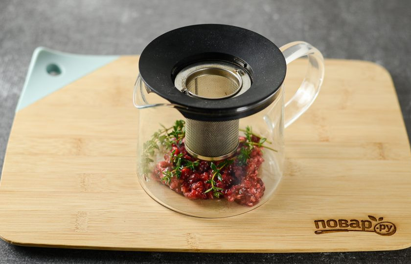 1. Этап. Ягодный чай: В заварочный отсек насыпьте листовой чай.