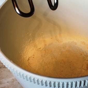 1. Этап. Пирожное с варёной сгущёнкой: Берем миску, кладем туда соль и сметану.